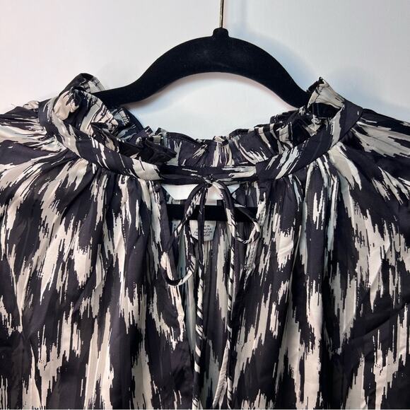 H&M, black and off-white Large tie V-neck blouse - Picture 3 of 11